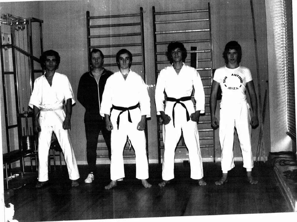 Groupe de karatékas au dojo
