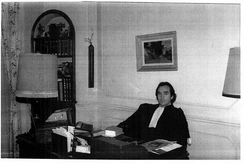 Maître Daumas-Borelli en robe, à son bureau